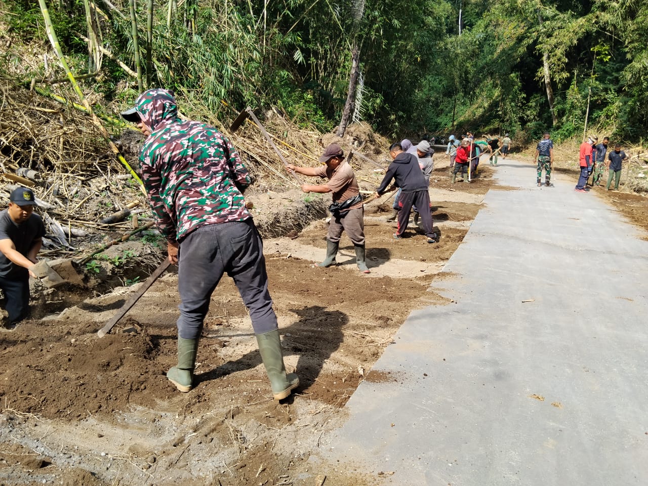 Satgas Kodim 1626/Bangli Rapikan Jalan