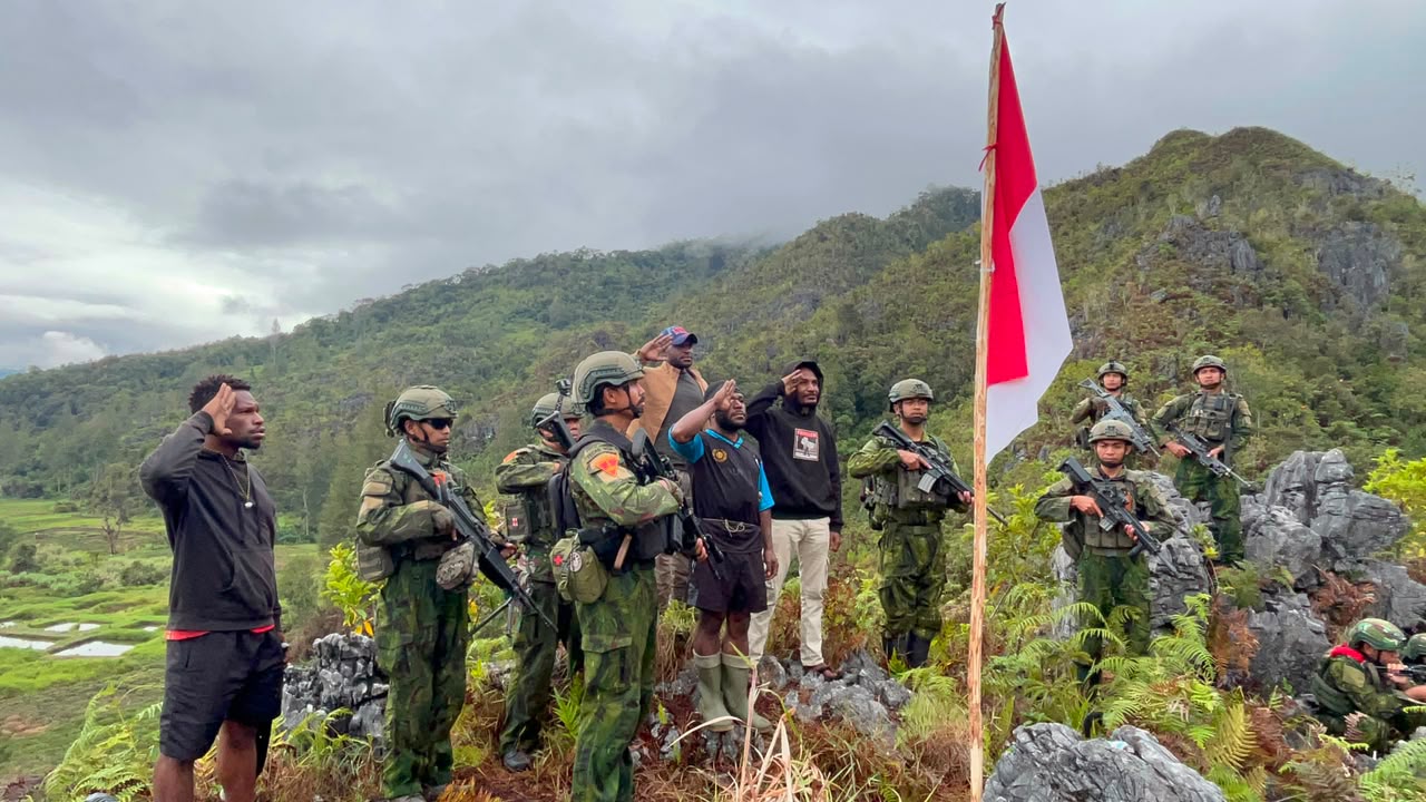 PRAJURIT TNI AL DARI  YONIF 2 MARINIR BERSAMA PEMUDA KOMOPA