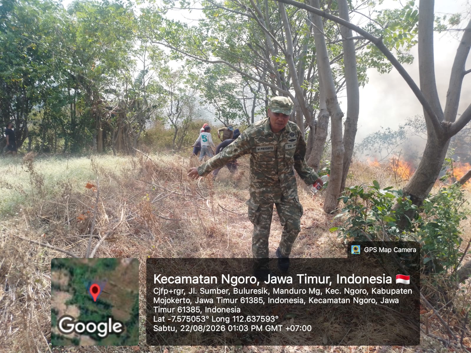 Gerak Cepat TNI Bersama Warga Padamkan Kebakaran