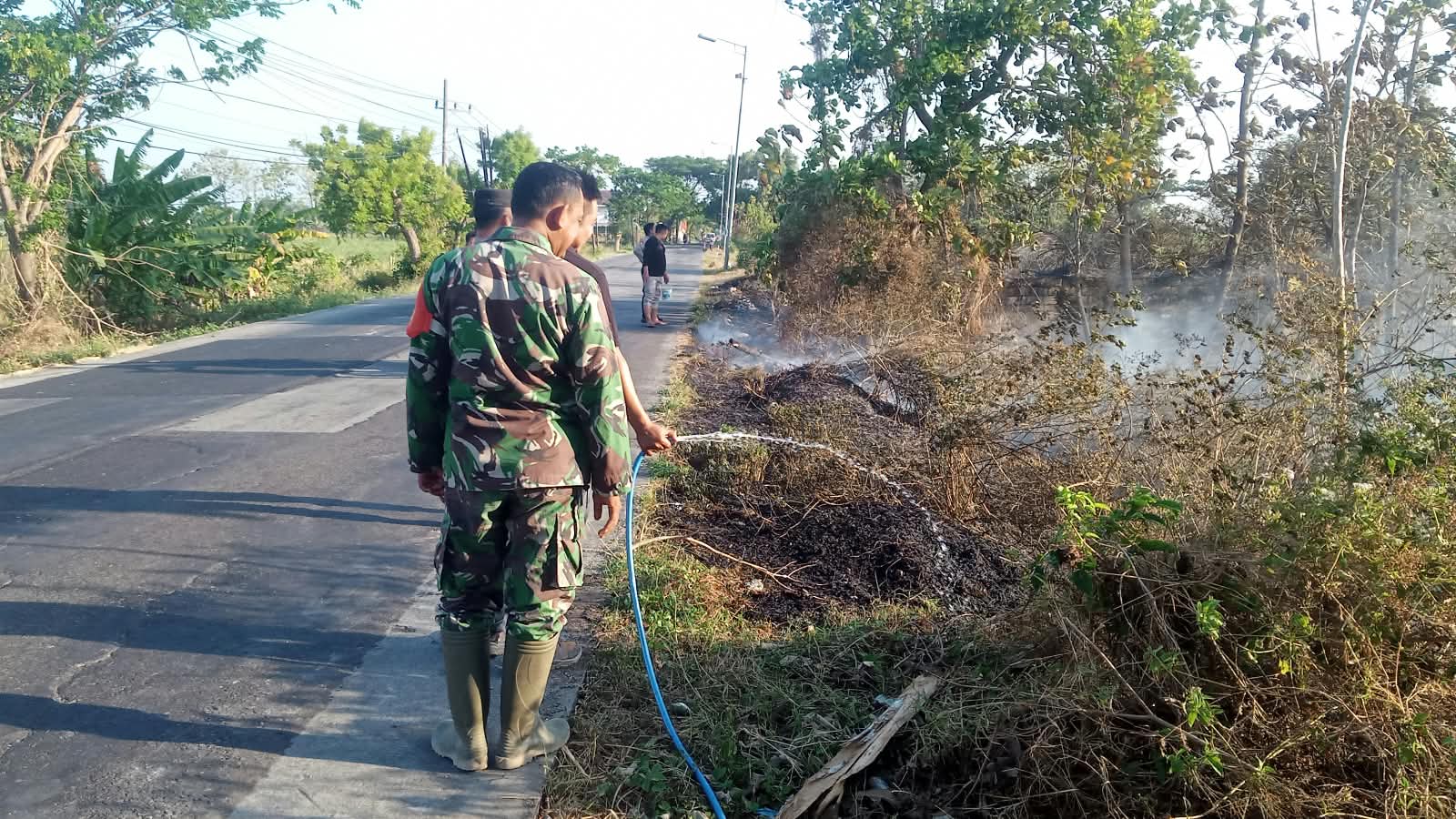 Koramil 0815/08 Dawarblandong Bersama Warga