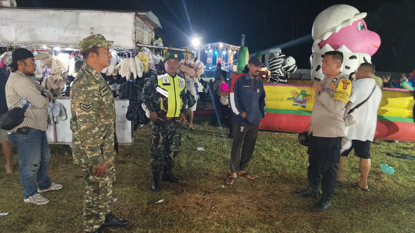 Pantau Dan Amankan Pasar Malam