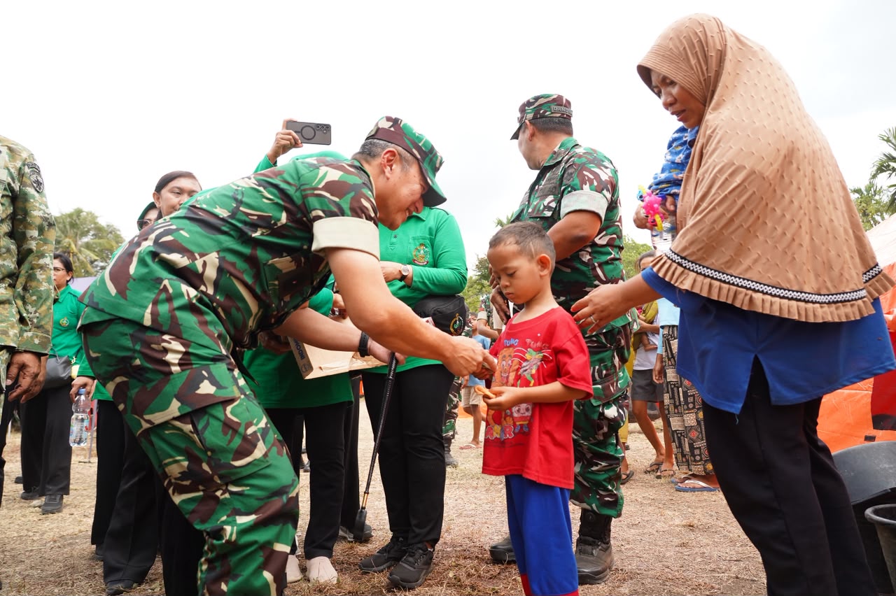 Pangdam IX/Udy Sambangi Pengungsi