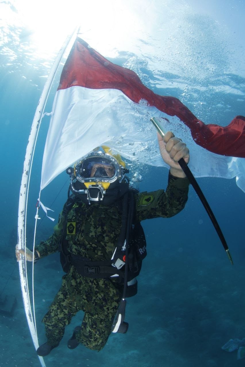 TNI AL KIBARKAN MERAH PUTIH