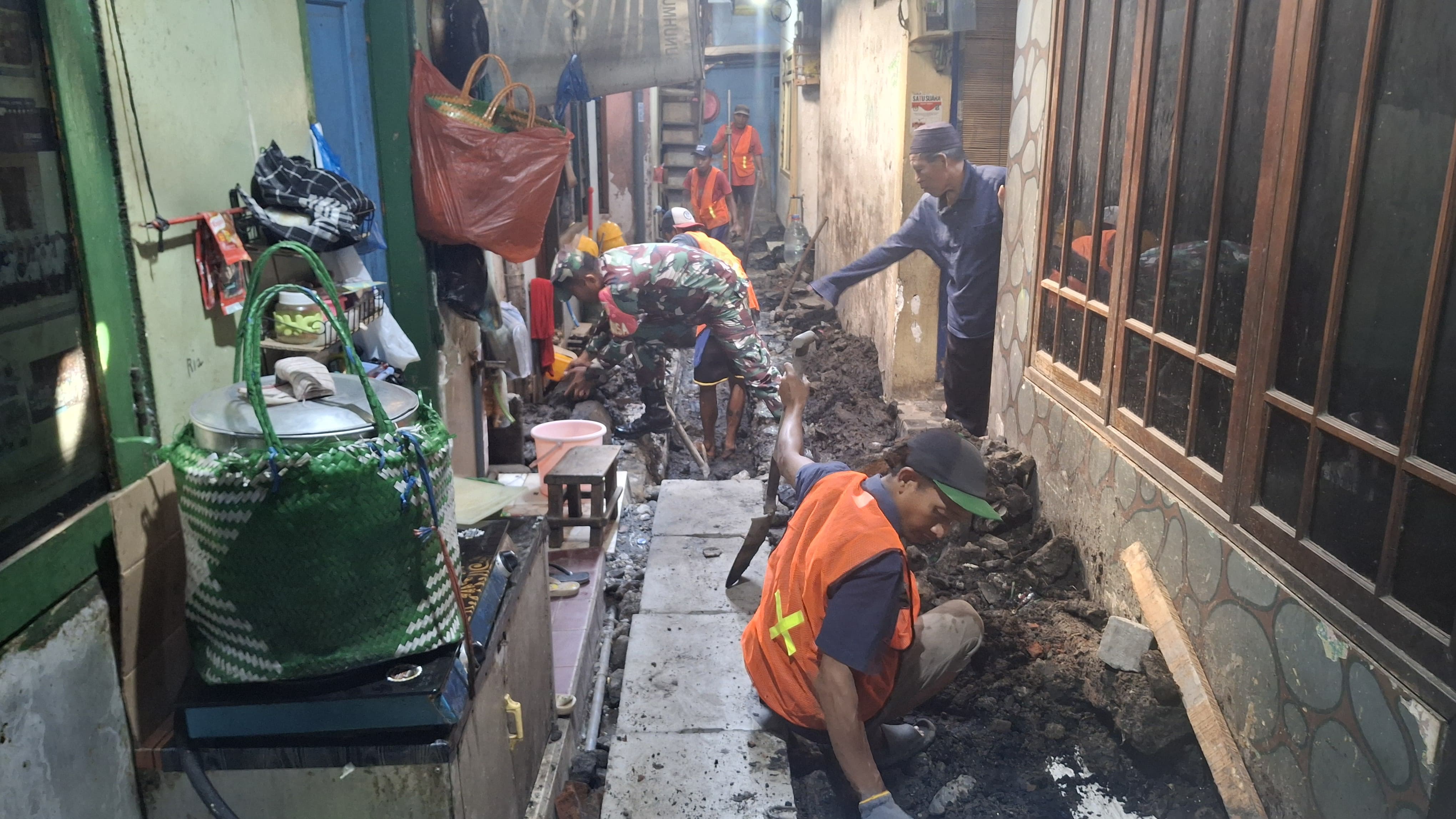 Babinsa Bubutan Bersama Warga