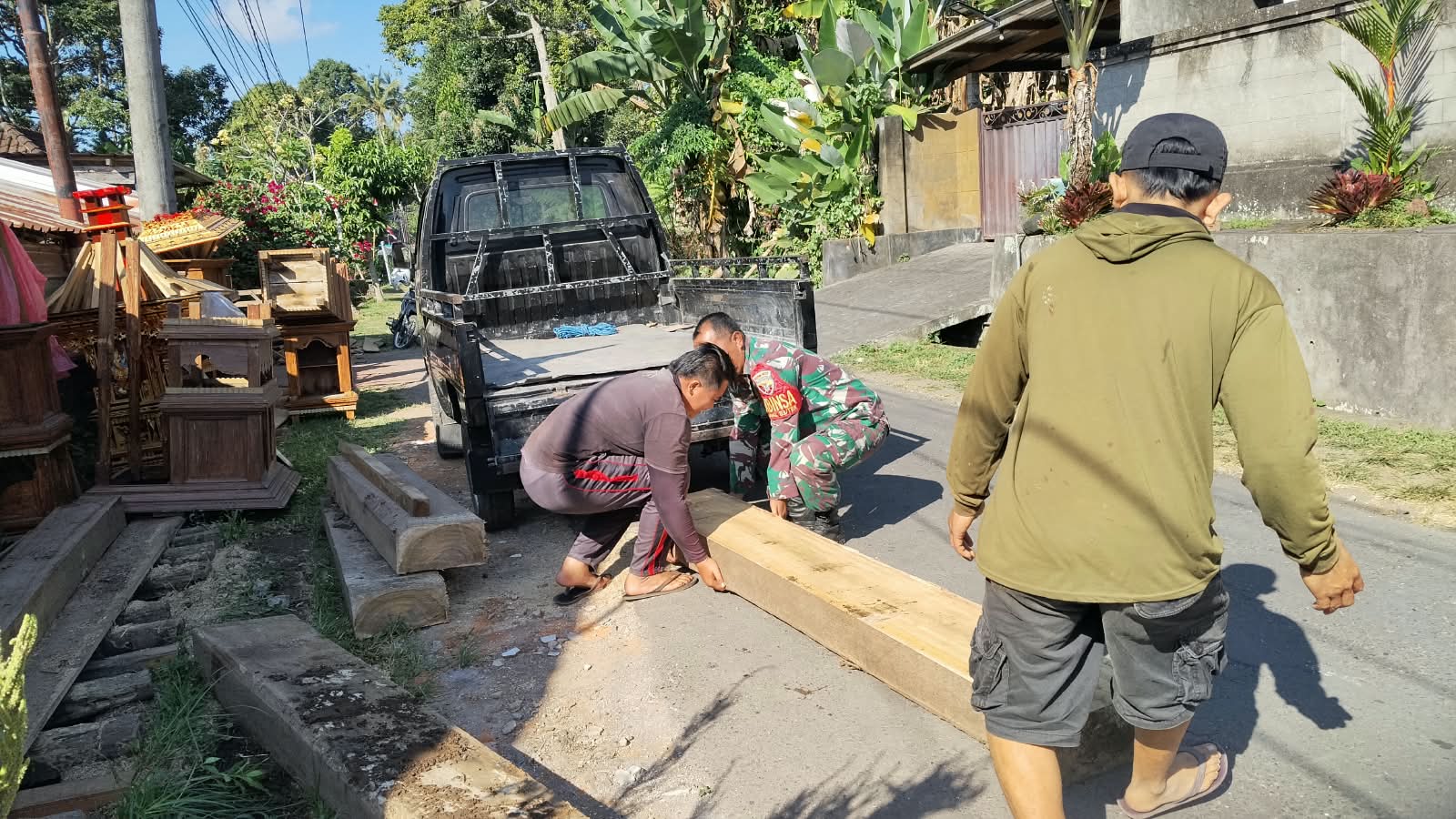 Babinsa Jehem Bantu Pekerjaan Warga