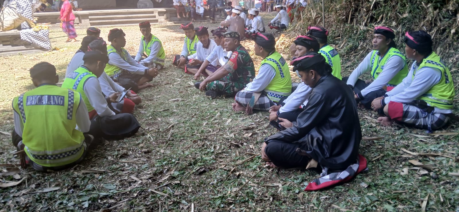 Babinsa Bersama Pecalang Amankan Di Pura
