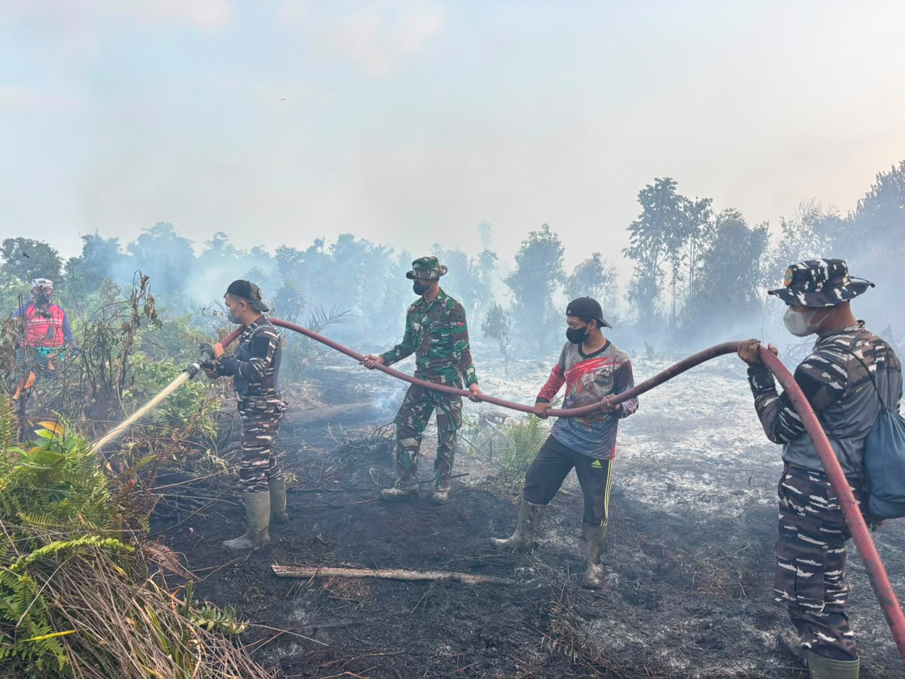 TNI AL BERSAMA TIM SATGAS GABUNGAN PADAMKAN KEBAKARAN