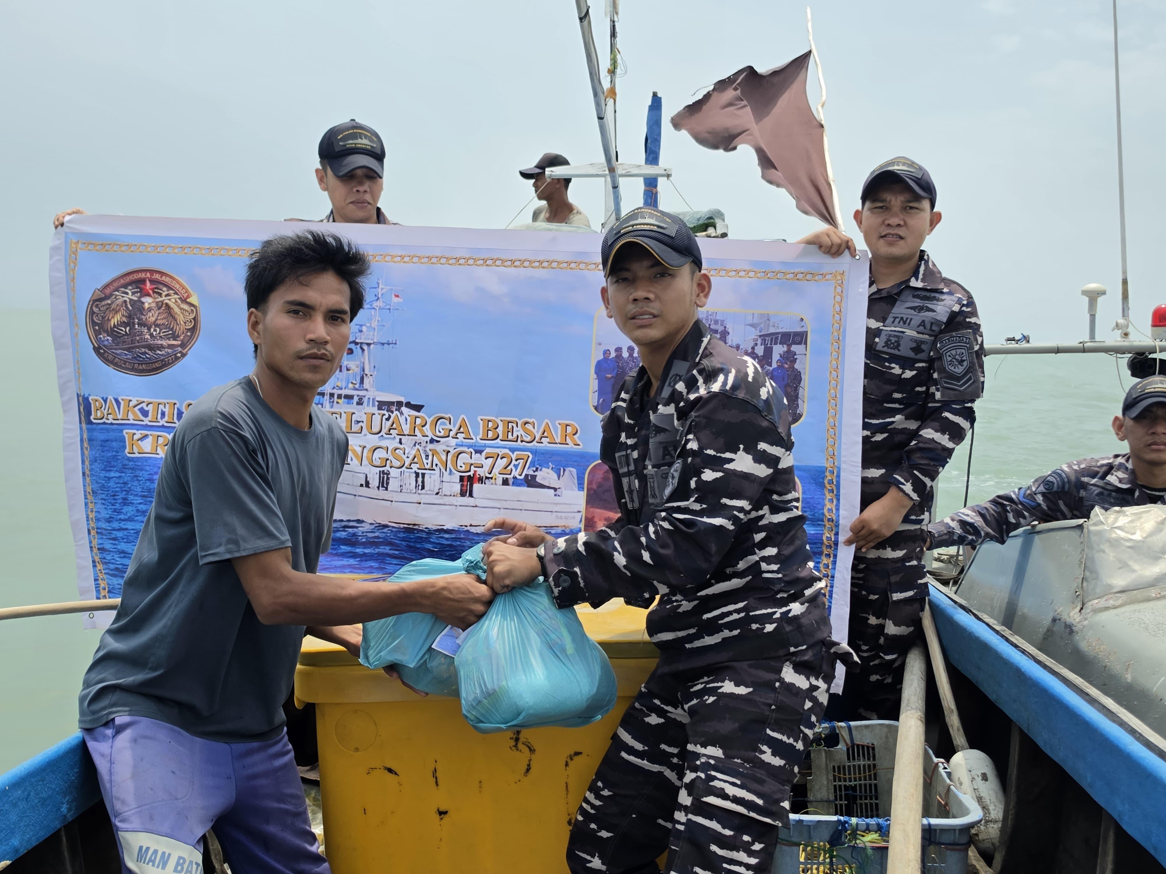 KRI PULAU RANGSANG-727 BERBAGI DENGAN NELAYAN