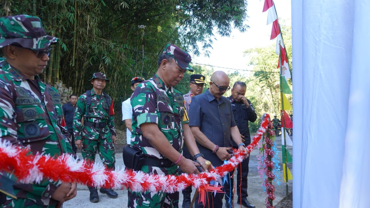 Danrem 163/Wira Satya Resmikan Jalan