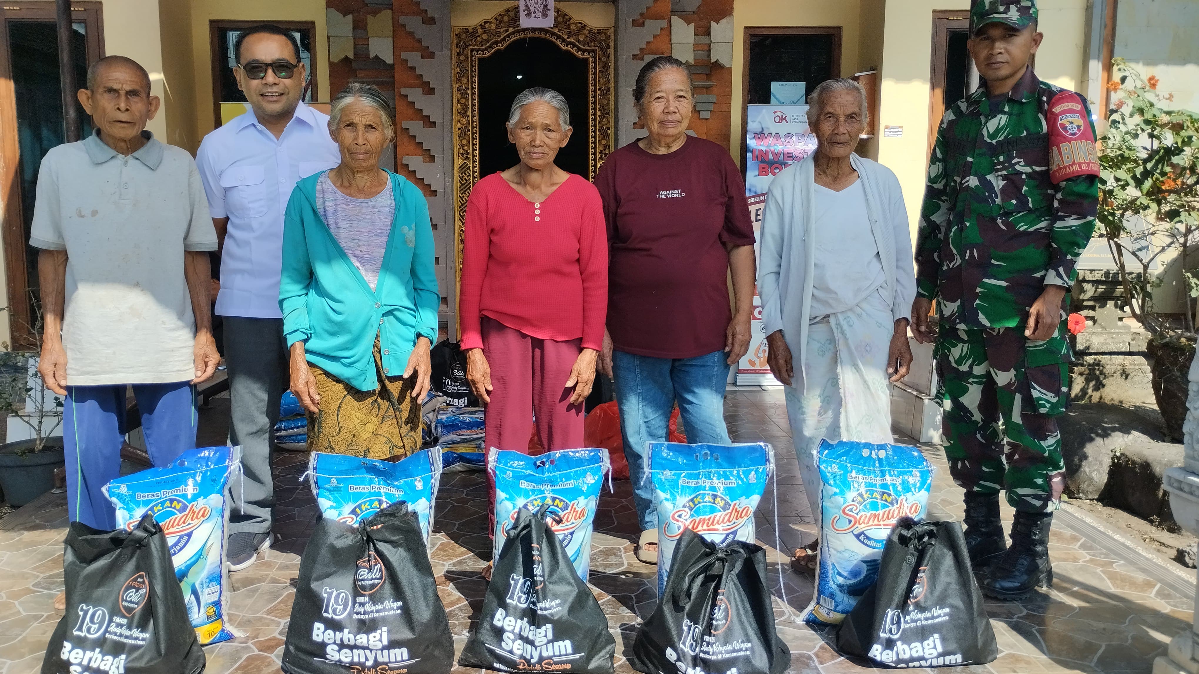 BABINSA DESA PENGLUMBARAN DAMPINGI PEMBAGIAN
