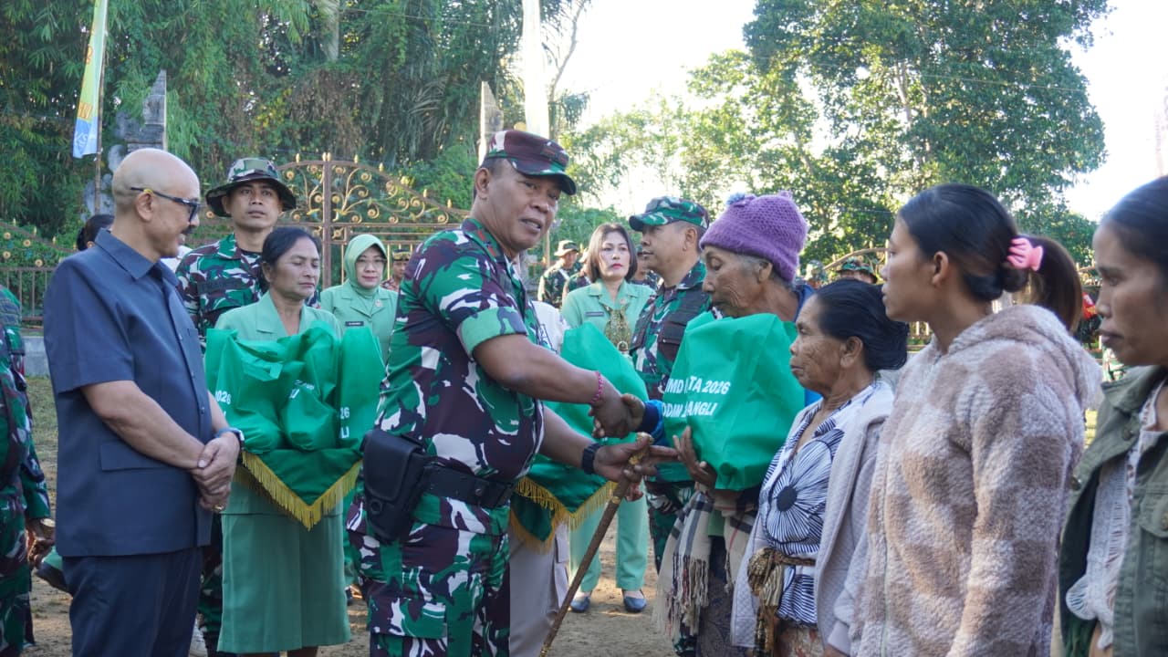 TNI Serahkan Bantuan Sembako