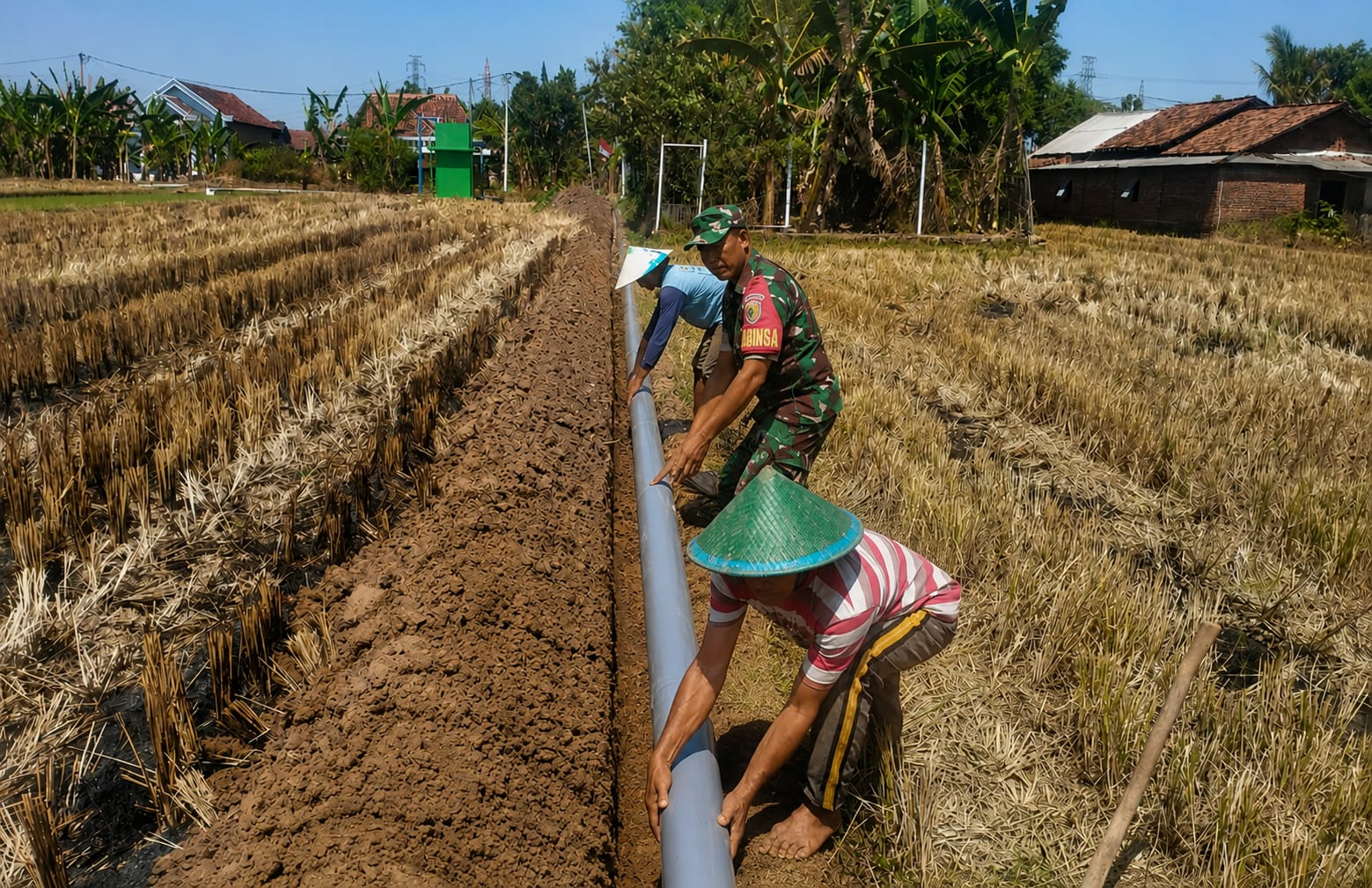 Babinsa Bantu Petani Penuhi Pasokan Air
