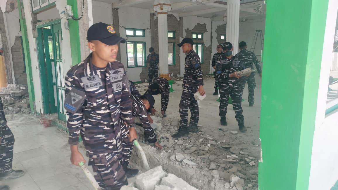 PRAJURIT TNI AL BERSIHKAN FASILITAS