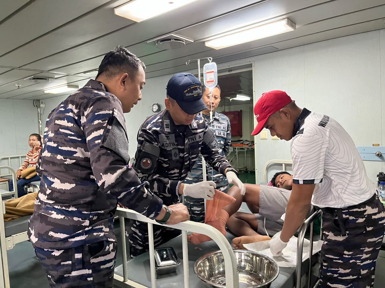 KRI dr. SOEHARSO-990 JADI RUMAH SAKIT DARURAT