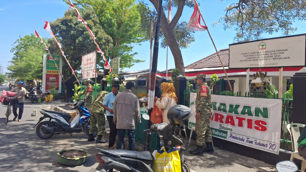 Koramil Bubutan Berbagi Makan Gratis