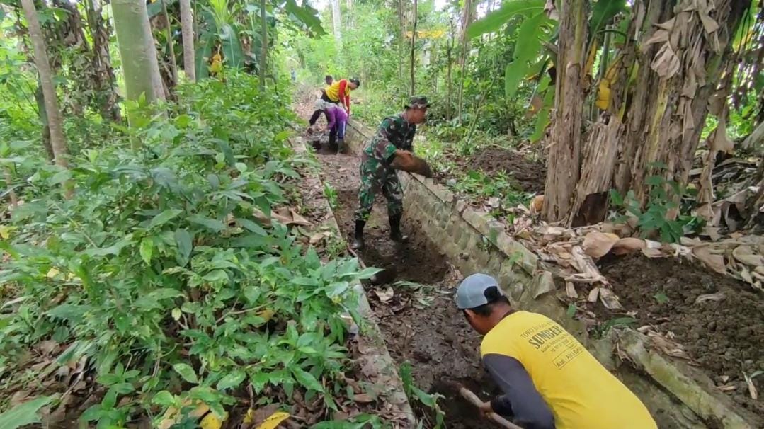 Babinsa Beraama Warga Gotong Royong