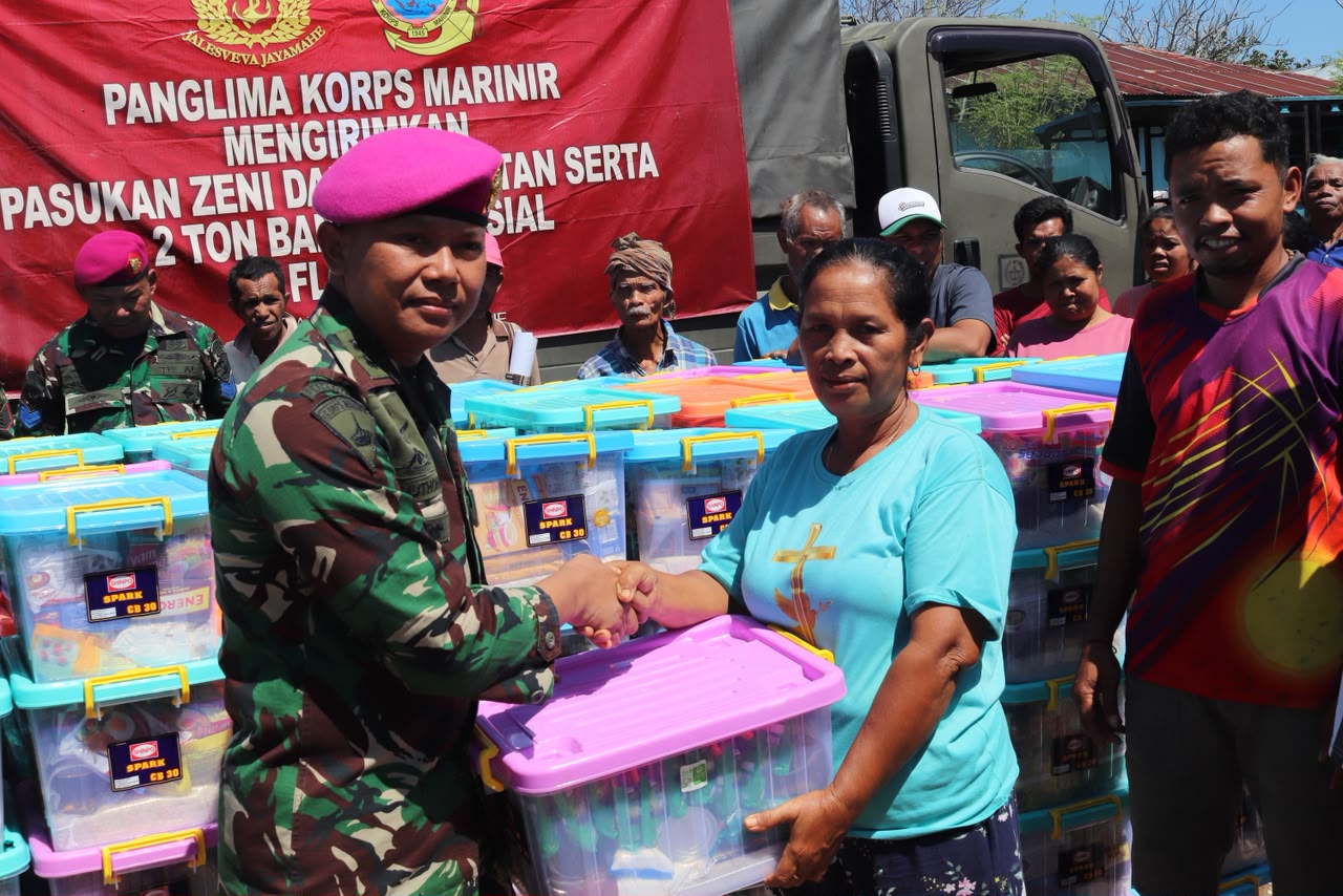 PRAJURIT MARINIR TEMBUS WILAYAH TERISOLIR