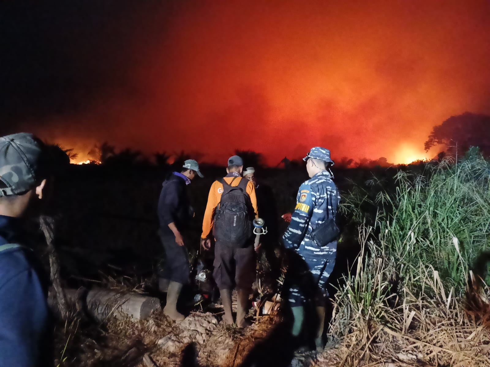 TNI AL BERSAMA TIM GABUNGAN PADAMKAN KEBAKARAN