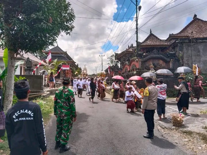 Amankan Upacara Ngaben Di Penida Kaja