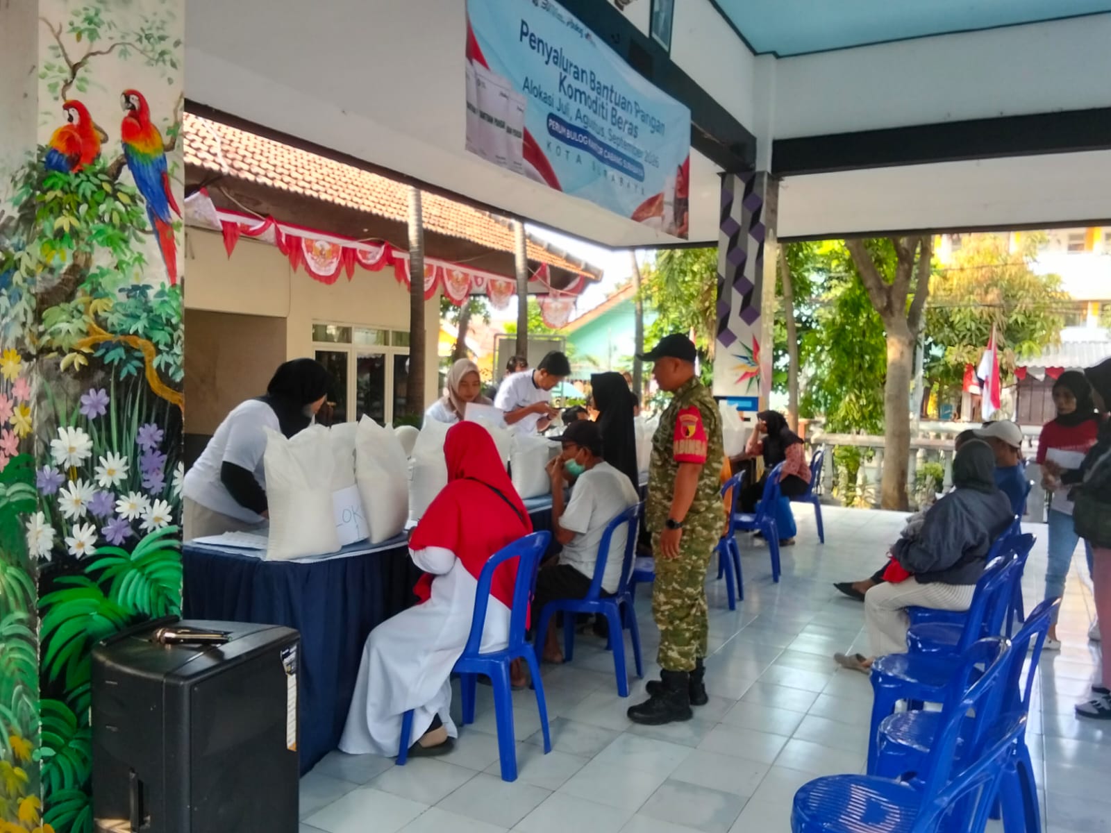 Babinsa Pagesangan Dampingi Penyaluran