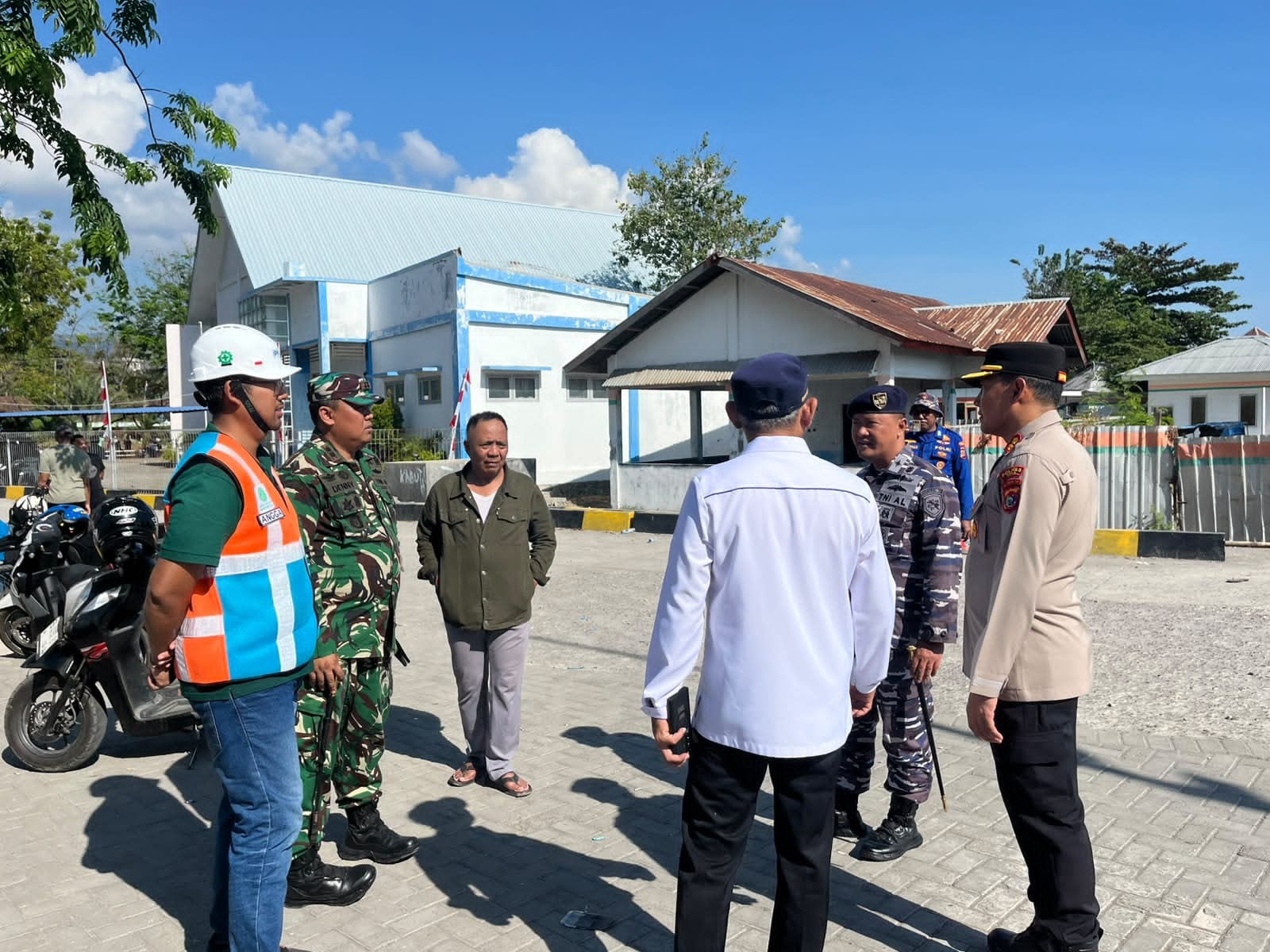 TNI AL BERSAMA TIM GABUNGAN BERGERAK CEPAT TANGGULANGI GEMPA