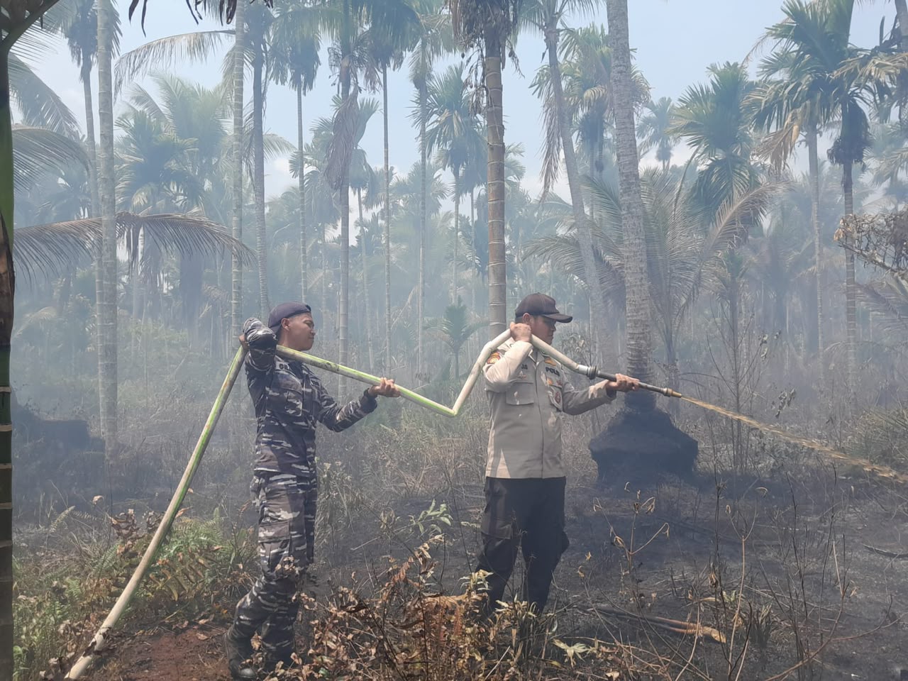 TNI AL BERSAMA TIM GABUNGAN PADAMKAN KARHUTLA