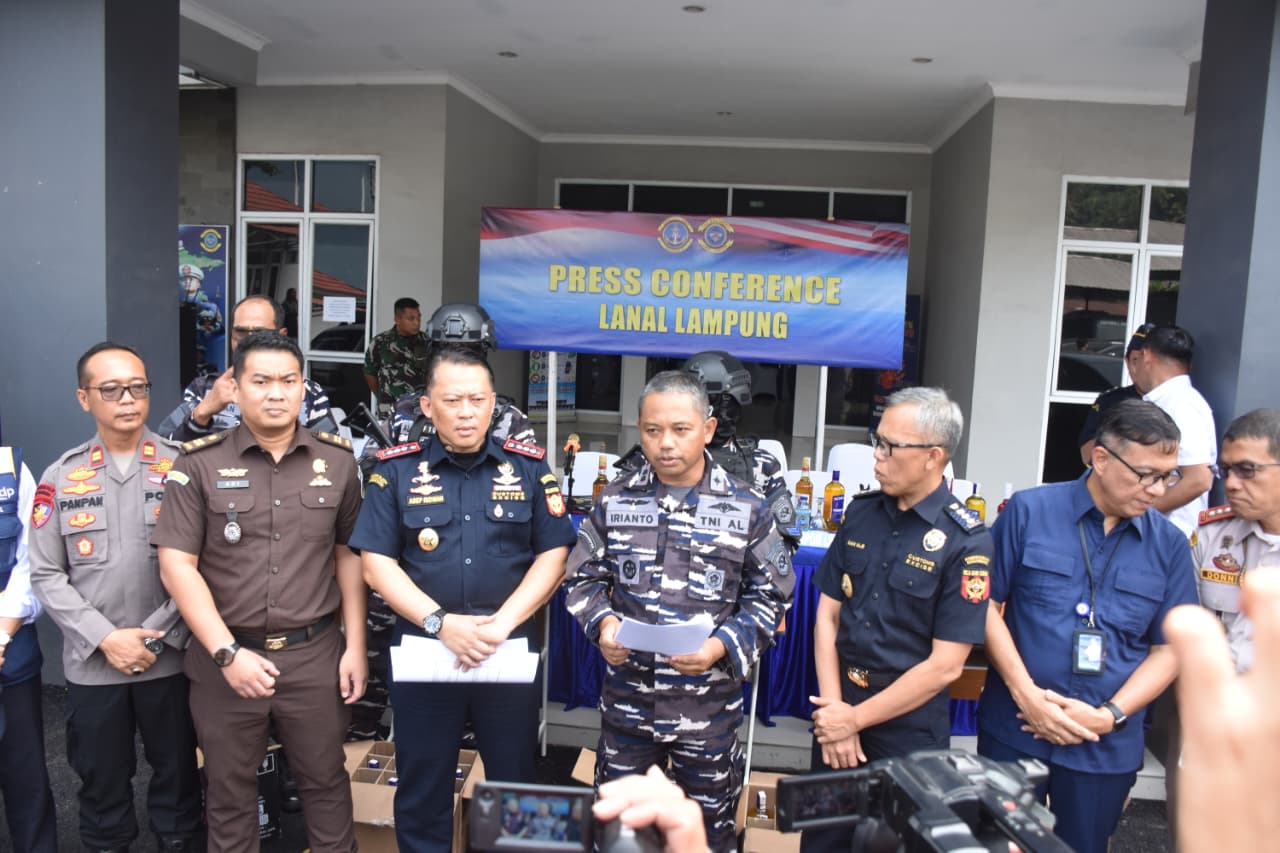 TNI AL GAGALKAN PEREDARAN RIBUAN LITER MINUMAN