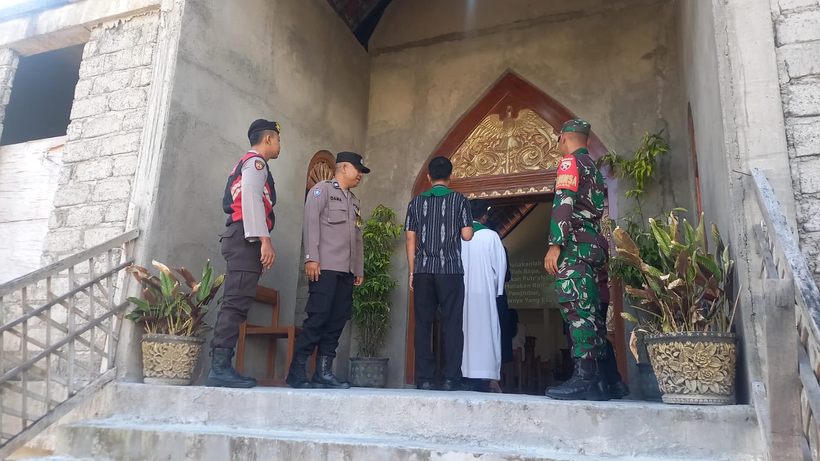 Babinsa Pantau Ibadah Di Gereja