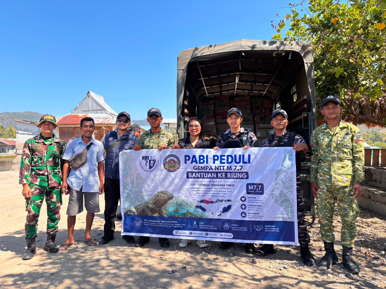 UNSUR TNI AL KRI HIU-634 SALURKAN BANTUAN