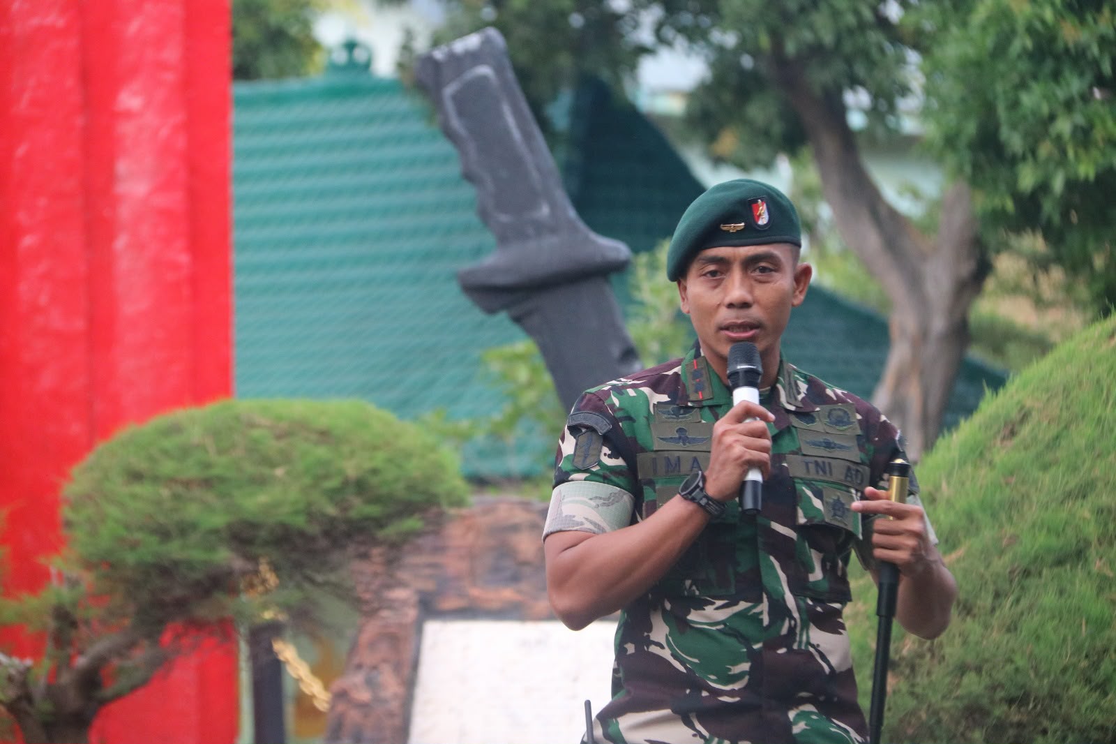 Danyonif 500/Sikatan Berikan Jam Komandan