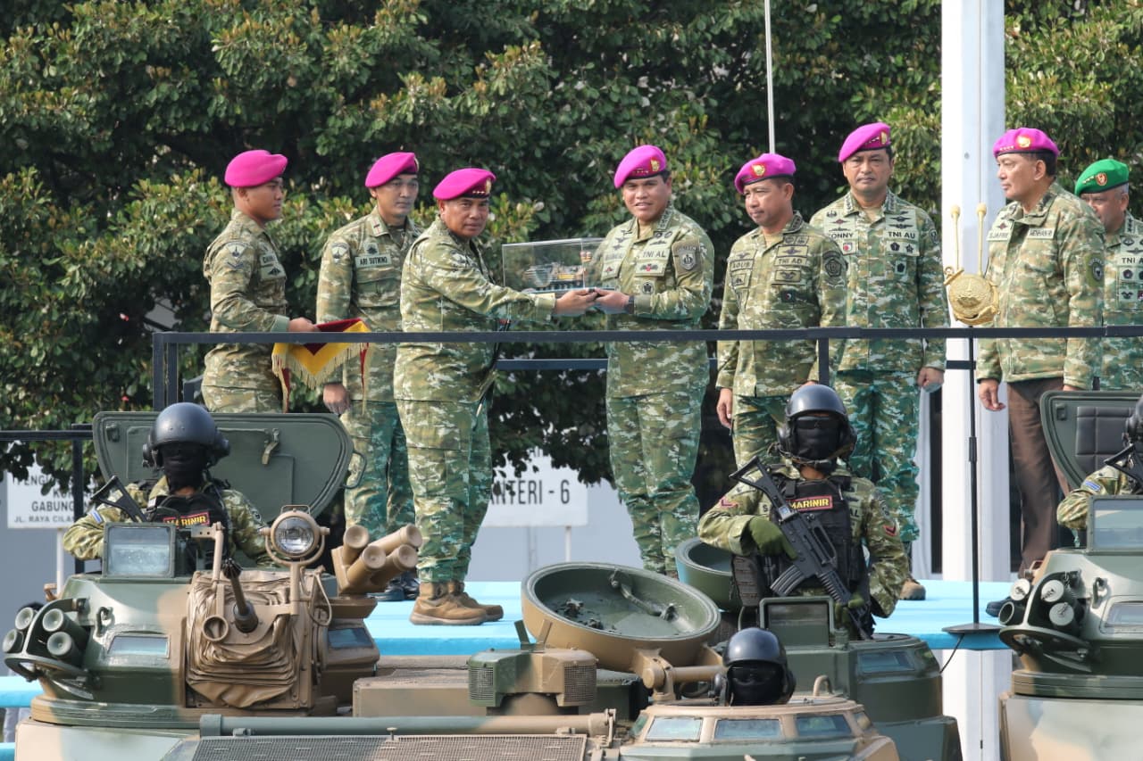 MENHAN RI SERAHKAN 12 UNIT RANPUR AAV M-35