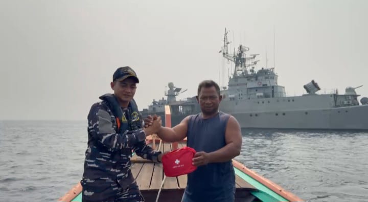 KRI LAM-374 SAMBANGI NELAYAN