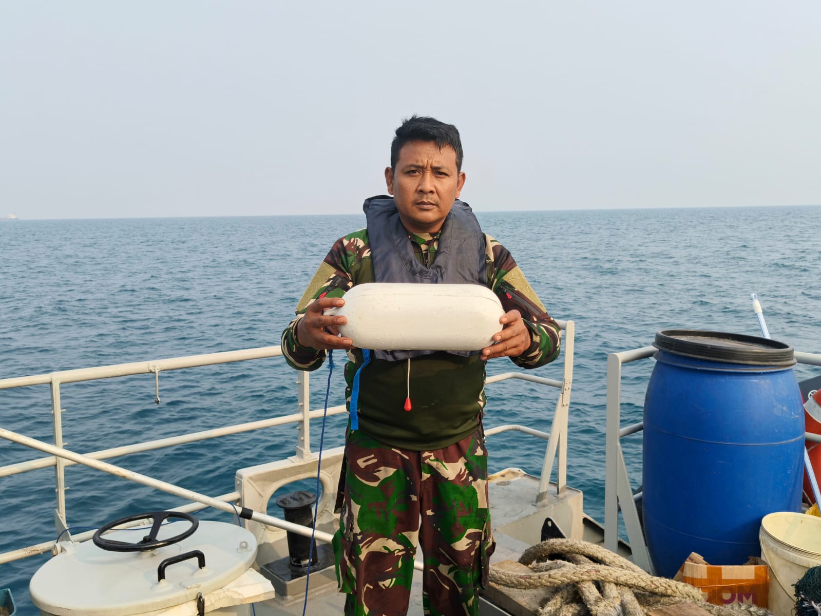 TNI AL TEMUKAN PELAMPUNG DI PERAIRAN CIKONENG ANYER