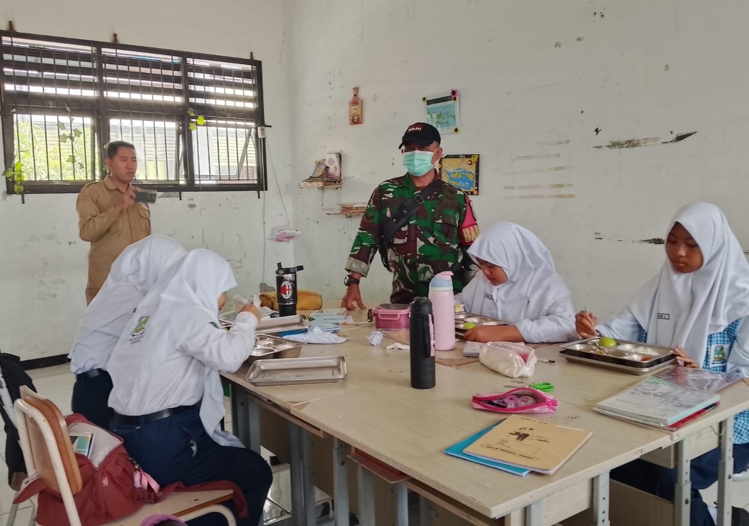 Babinsa Kenjeran Pastikan Distribusi Tertib