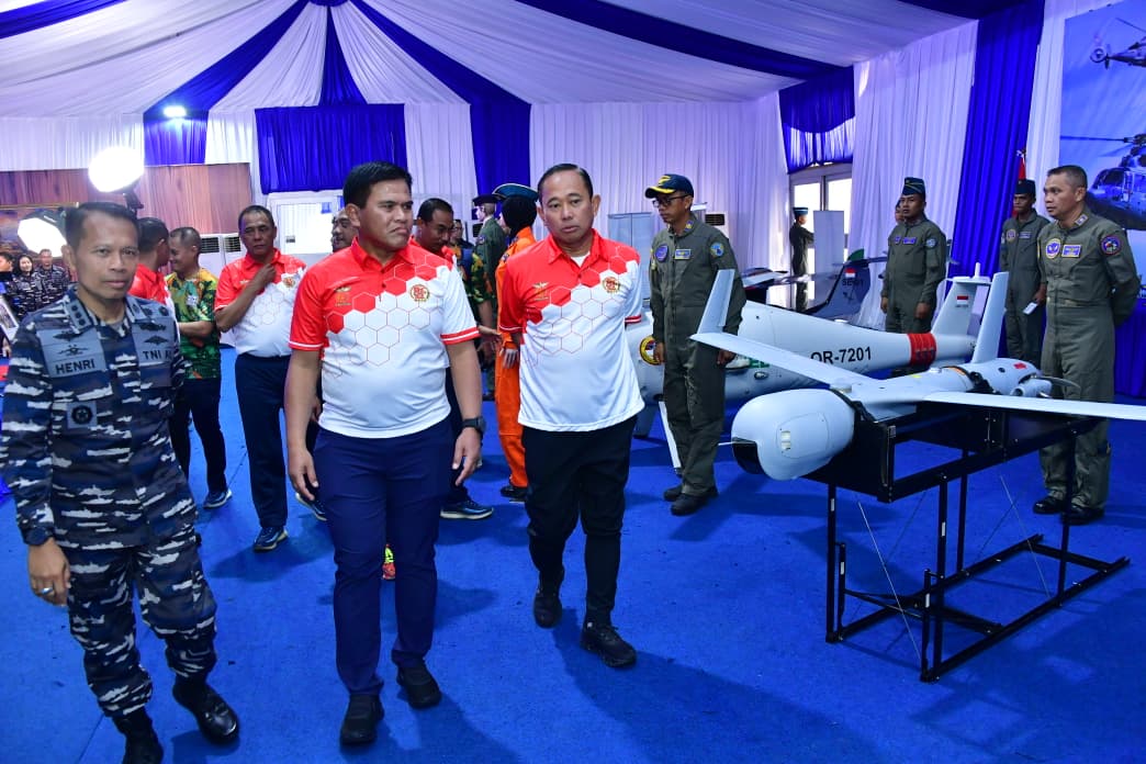 KASAL DAMPINGI PANGLIMA TNI LEPAS RIBUAN PESERTA