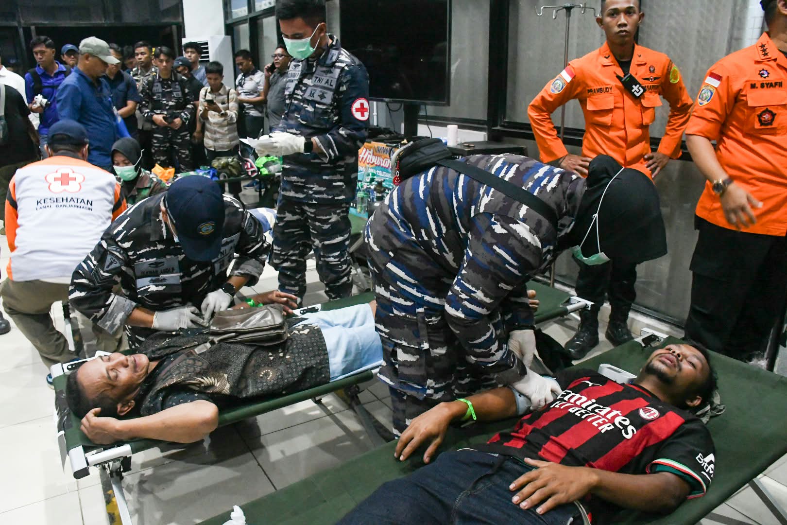 TNI AL BERSAMA TIM SAR GABUNGAN EVAKUASI KORBAN
