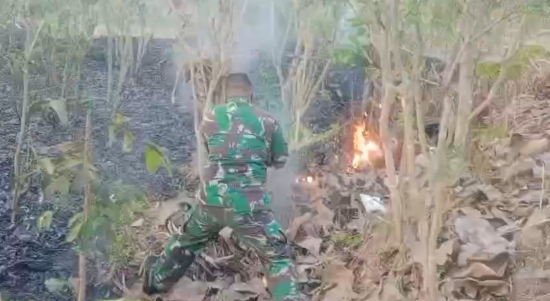 Koramil Tanggunggunung Gerak Cepat Padamkan Kebakaran