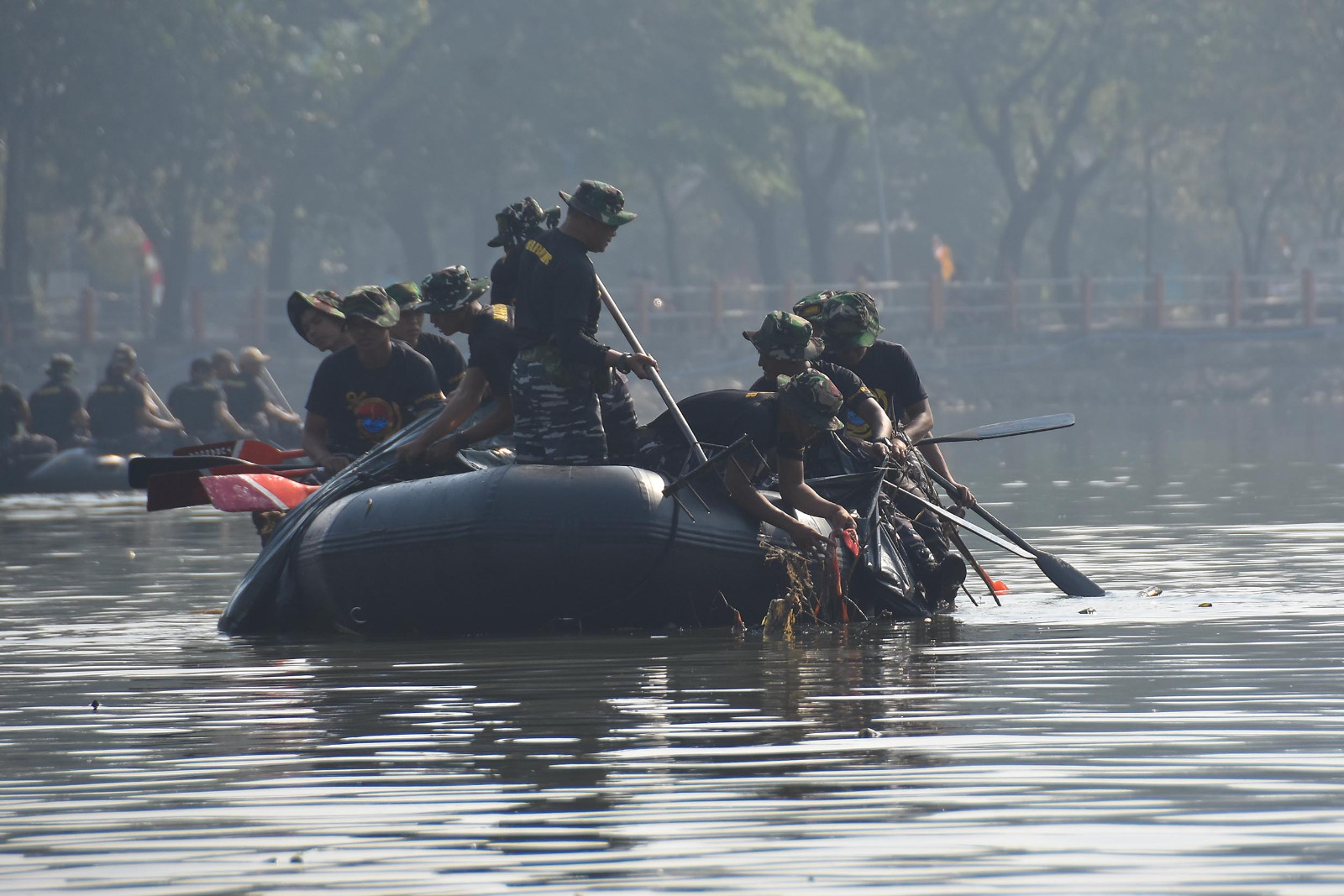 Prajurit Korps Marinir Bersihkan Sungai
