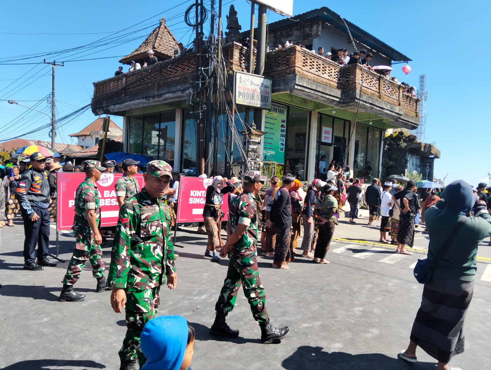Amankan Pengabenan Massal Desa Adat Batur