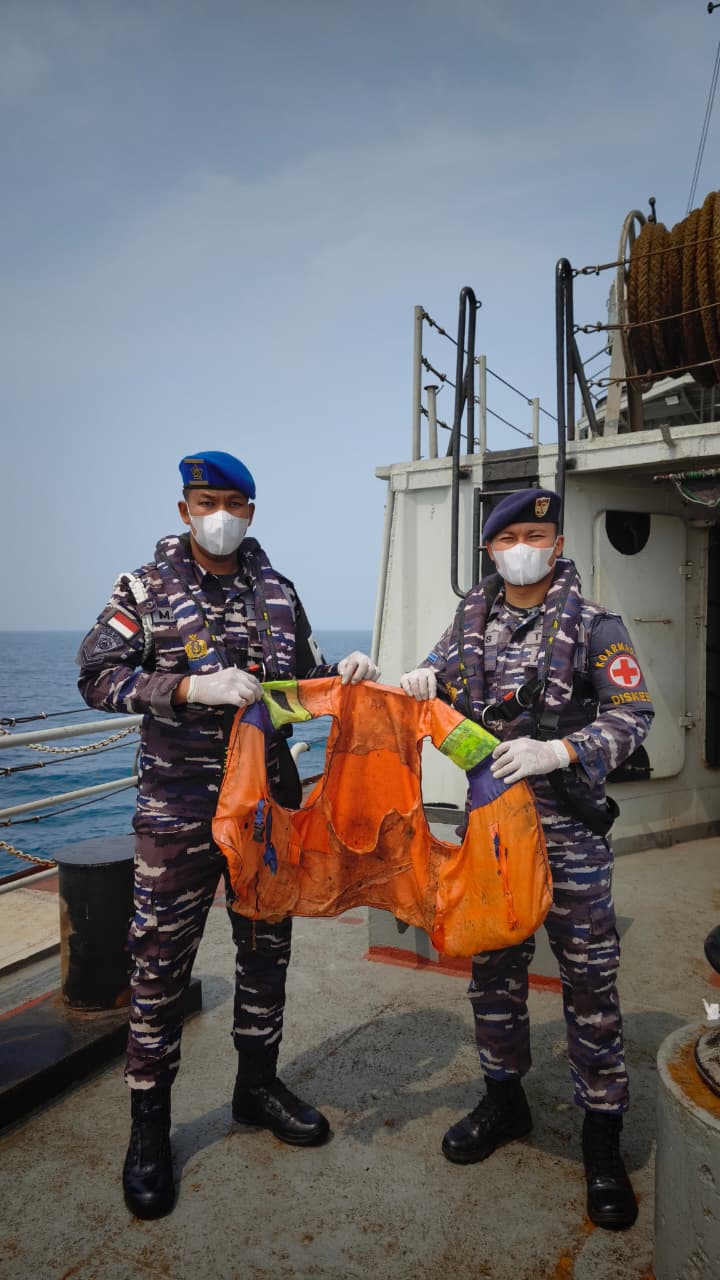 KRI TELUK GILIMANUK-531 TEMUKAN PELAMPUNG DAN TERPAL