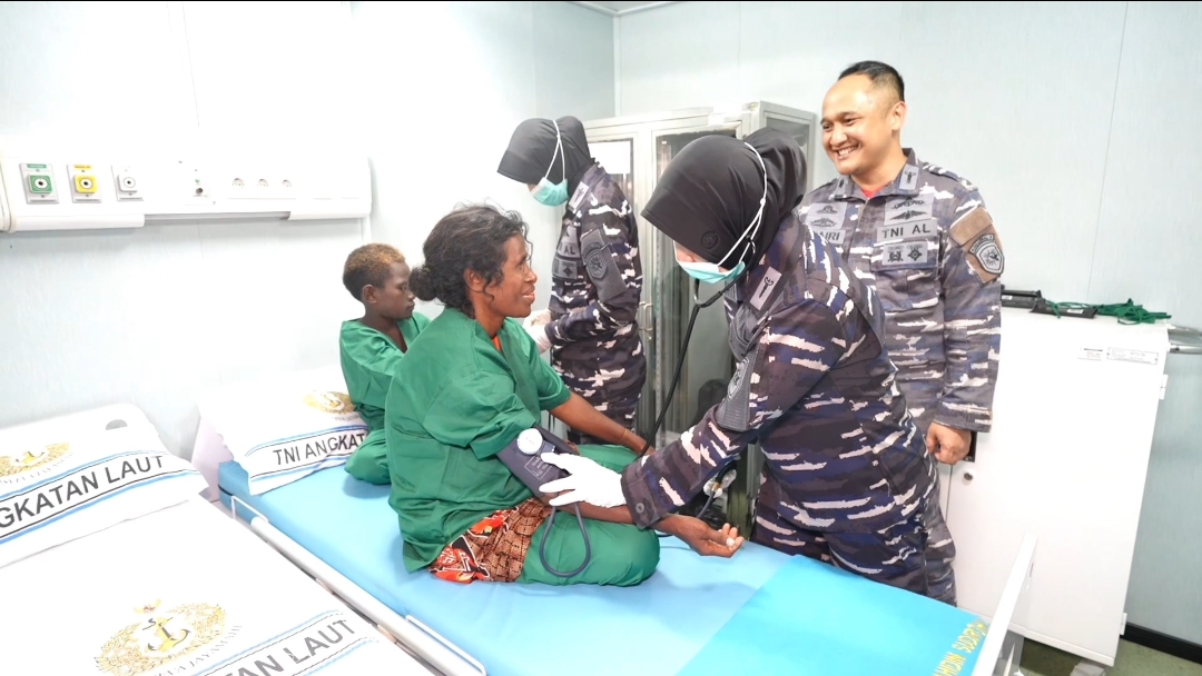 KRI WSH-991 EVAKUASI 11 WARGA PAPUA NUGINI
