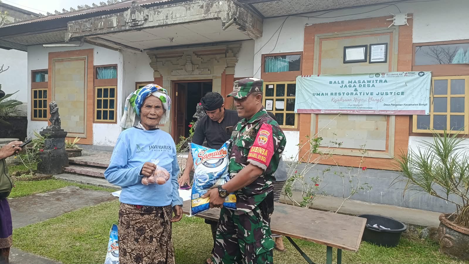 BABINSA PENGOTAN DAMPINGI PENYALURAN