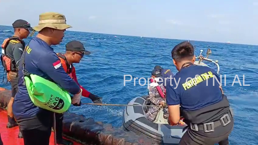 TNI AL EVAKUASI 15 JENAZAH
