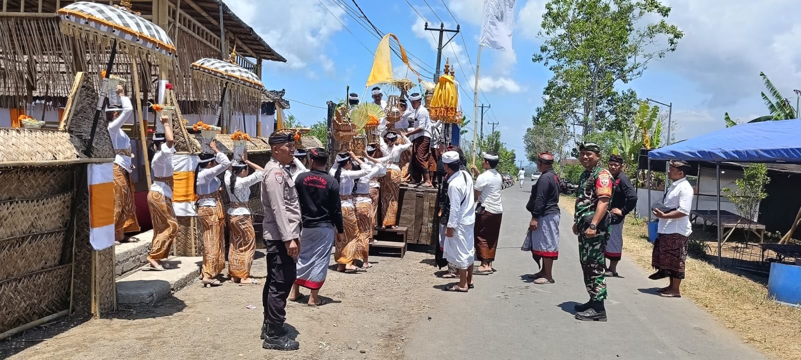 BABINSA LANDIH KAWAL PROSESI MELASTI MEMASAR