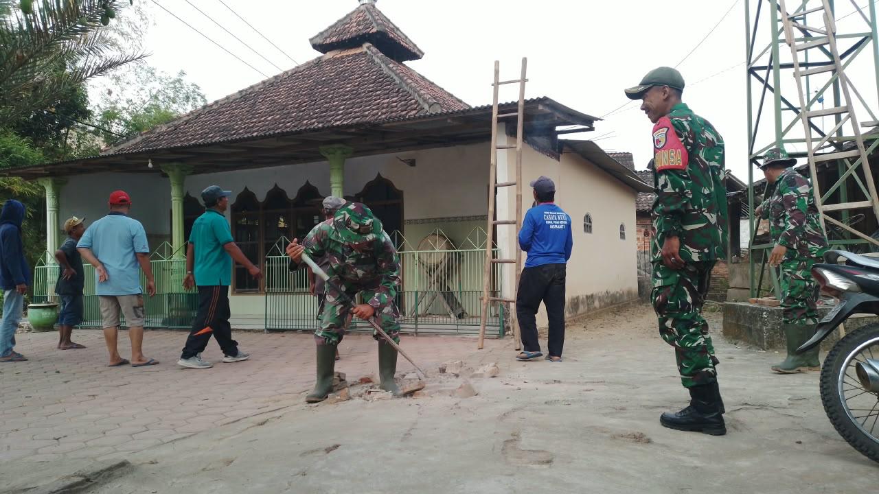 Kodim Tulungagung Bersama Warga  Bongkar Mushola