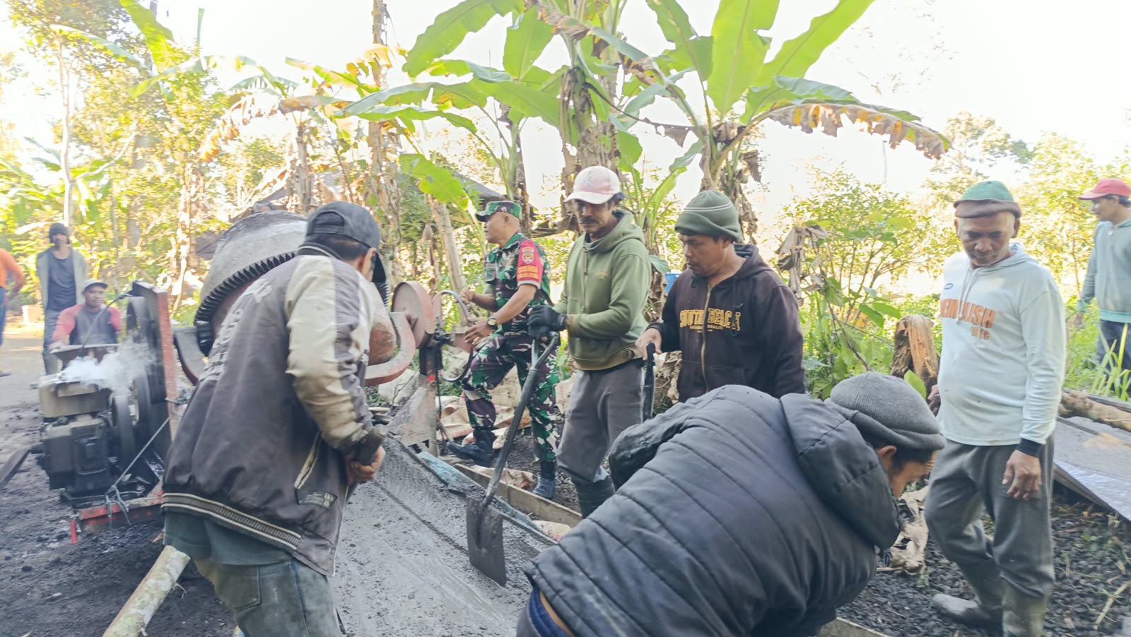 Babinsa Bersama Warga Pengotan Gotong Royong