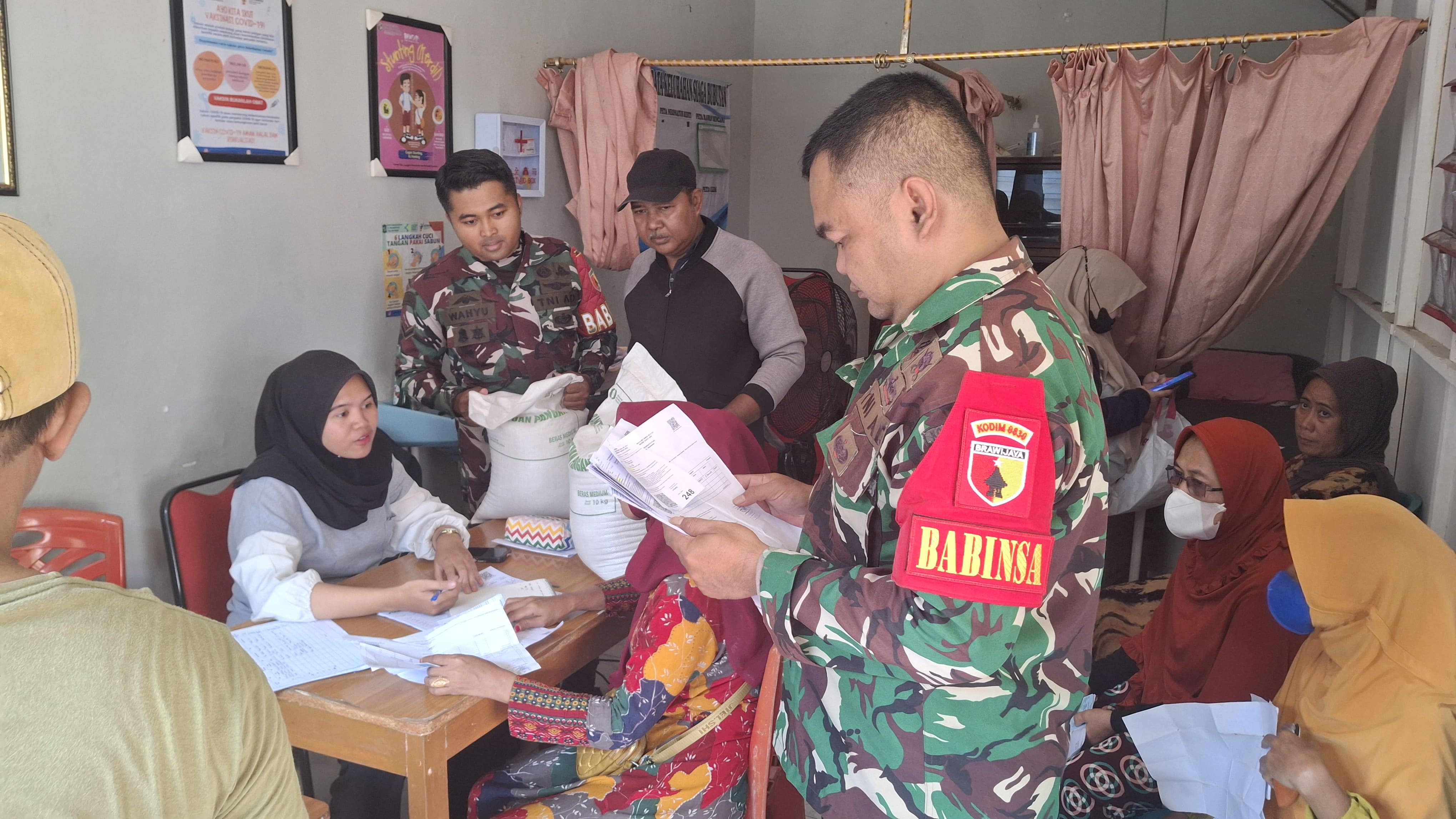 Babinsa Bubutan Dampingi Penyaluran