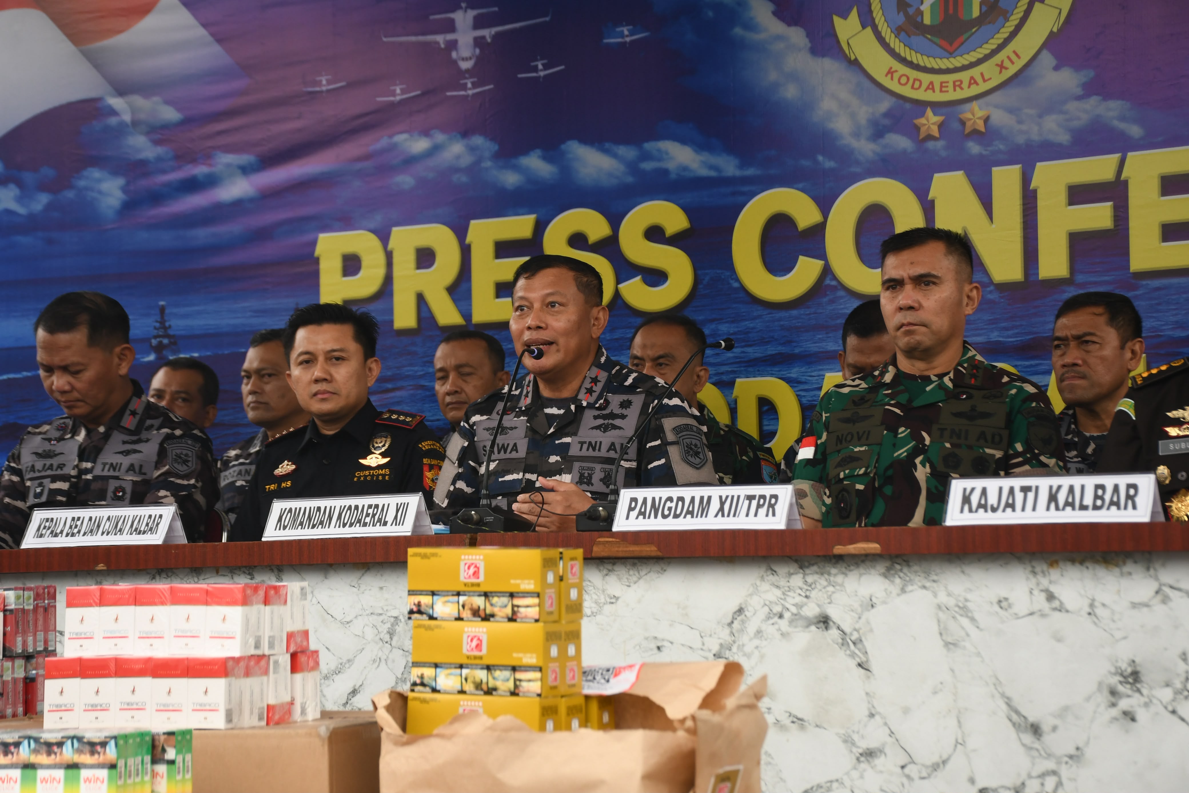 TNI AL AMANKAN 23,68 JUTA BATANG ROKOK