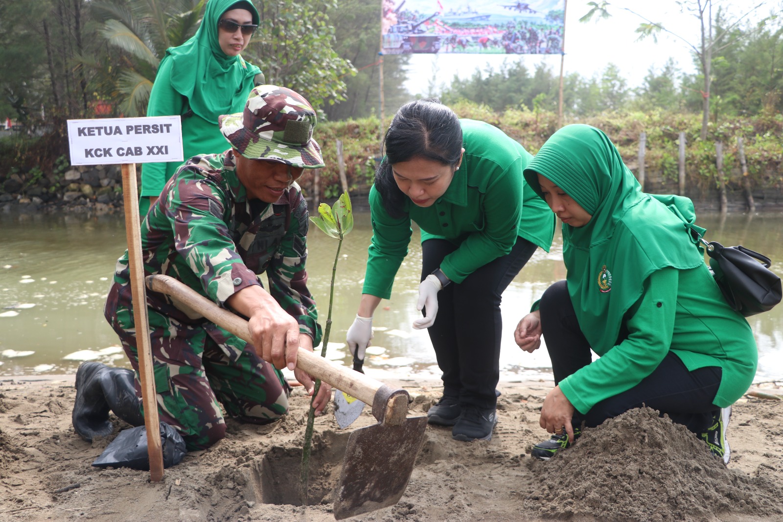 Kodim Tulungagung Tanam Mangrove