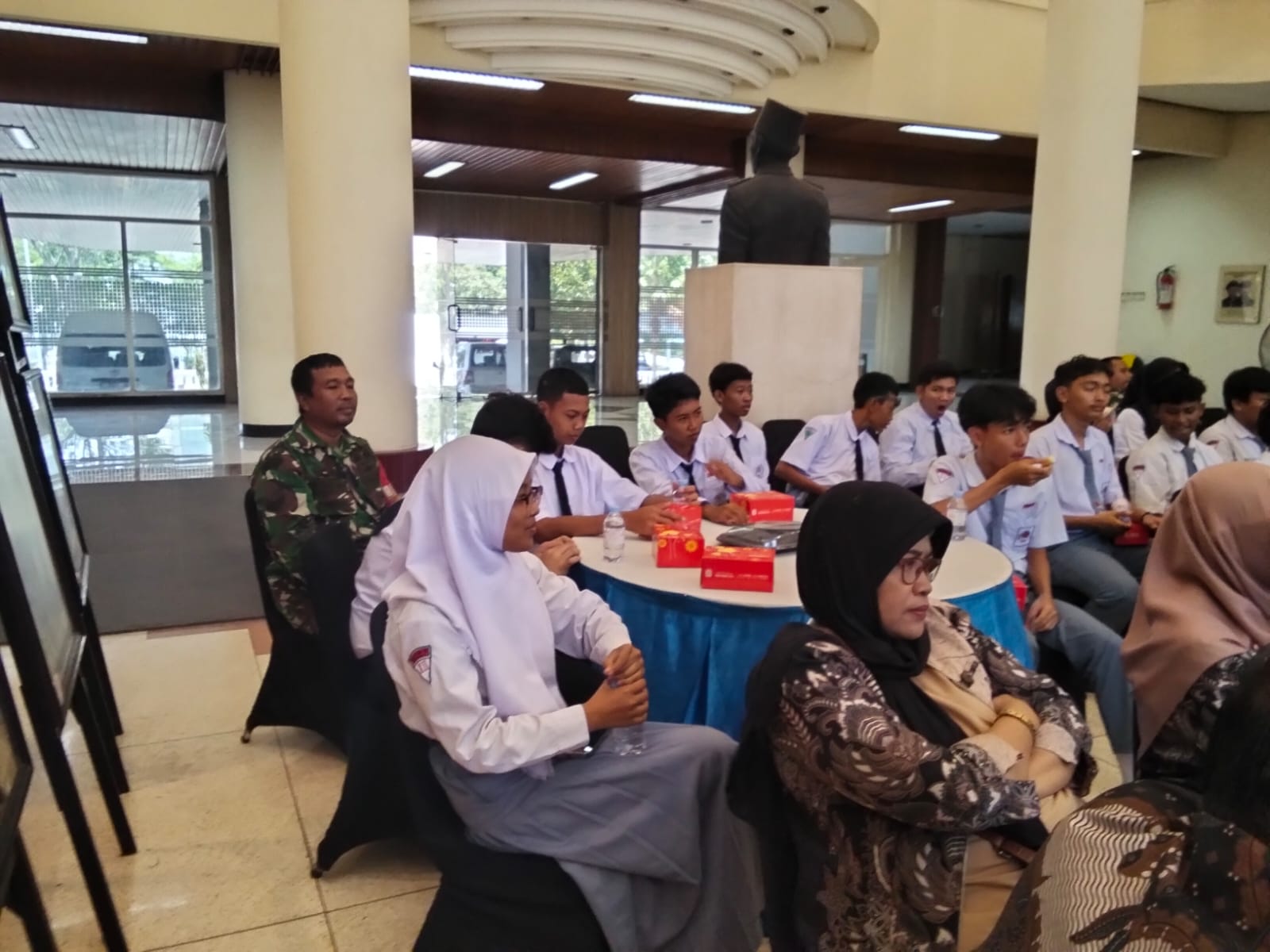 Babinsa Sawahan Dampingi Siswa